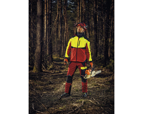 Lucrător forestier cu îmbrăcăminte de protecție și drujbă în pădure
