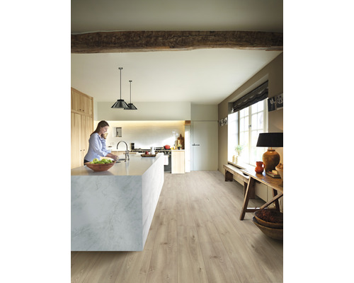 Cameră luminoasă cu bucătărie și tavan cu grinzi de lemn, podea laminată