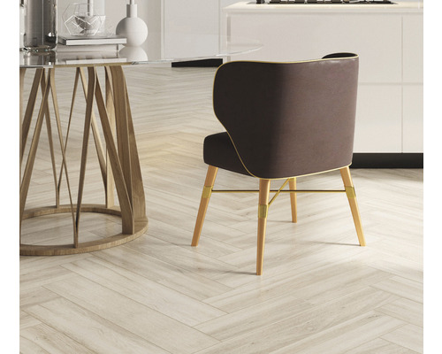 Sufragerie cu masă, scaun și podea deschisă la culoare cu model herringbone