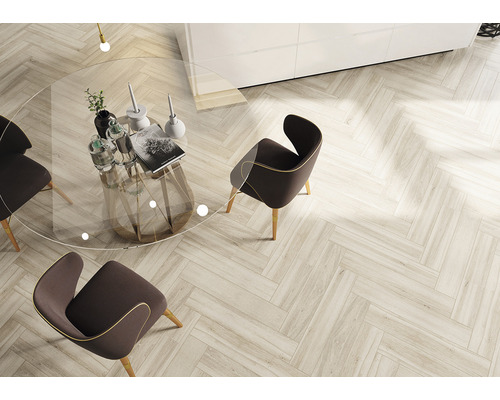 Plăci de podea deschise la culoare în model herringbone cu masă și scaune