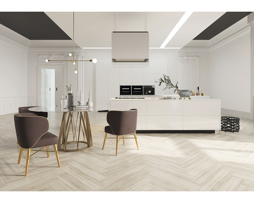 Cameră luminoasă cu chicinetă, masă cu scaune și parchet