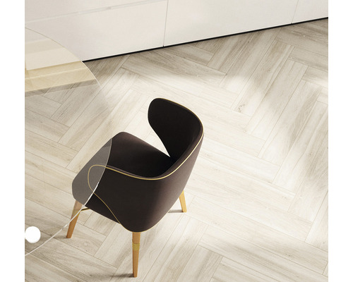 Fotografie de interior a unui fotoliu maro cu picioare din lemn la o masă de sticlă