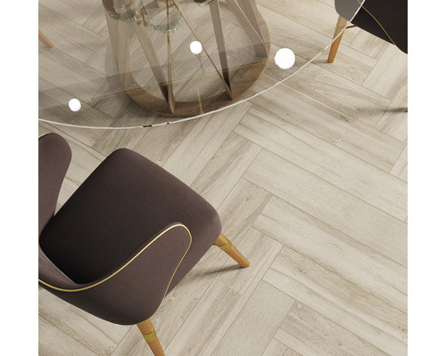 Fotografie de interior a unei camere cu parchet, o masă rotundă cu blat de sticlă și un scaun.