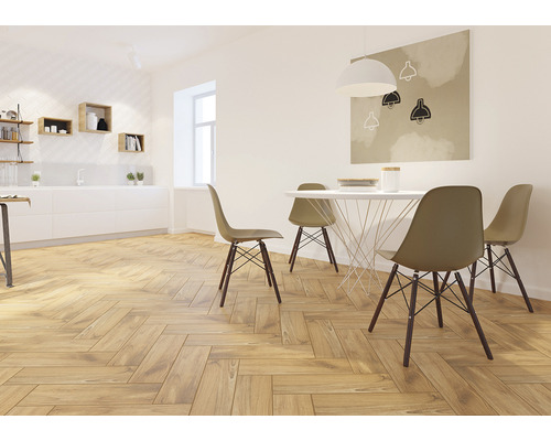Gresie exterior / interior porțelanată glazurată Lussaca Natura 17,5x60 cm Sufragerie luminoasă cu podea din lemn în model herringbone, masă cu scaune și decor minimalist