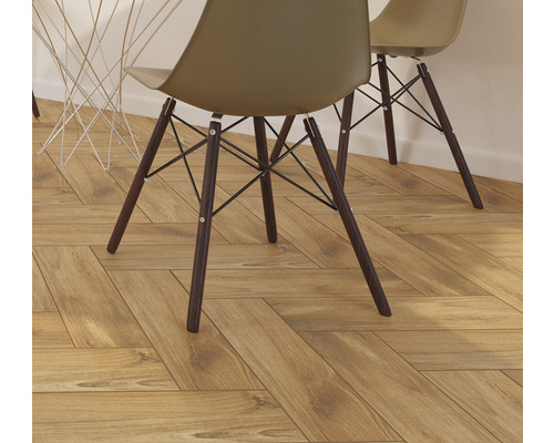 Prim-plan cu plăci de lemn în model herringbone sub scaune.