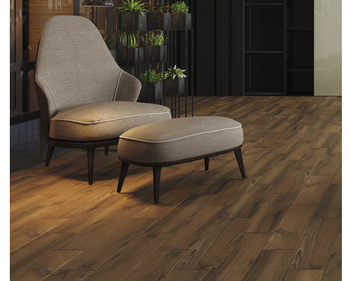 Living cu fotoliu, taburet și podea din lemn