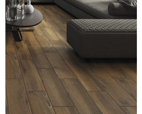 Fotografie de interior a unui living cu podea din lemn