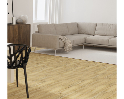 Living luminos cu podea din lemn, canapea de colț și zonă de luat masa.