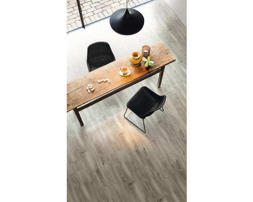 Interior cu masă, scaune și podea