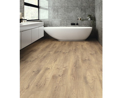 Baie modernă cu cadă, chiuvetă și podea din lemn