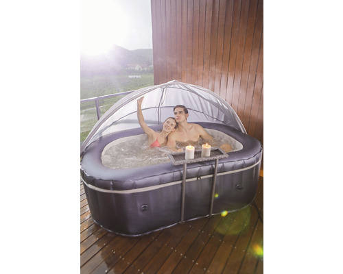Cadă cu hidromasaj gonflabilă cu acoperiș pe o terasă de lemn cu două persoane și lumânări