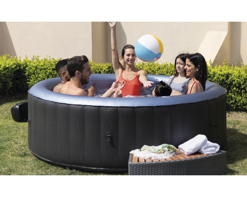 Cadă cu hidromasaj gonflabilă cu mai multe persoane în grădină