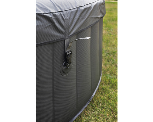 Detaliu al unui jacuzzi gonflabil cu capac și închizătoare