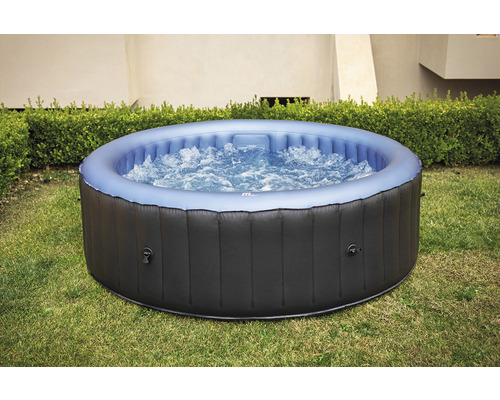 Cadă cu hidromasaj rotundă gonflabilă în grădină.