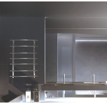 Baie modernă cu radiator pentru prosoape și chiuvetă dublă