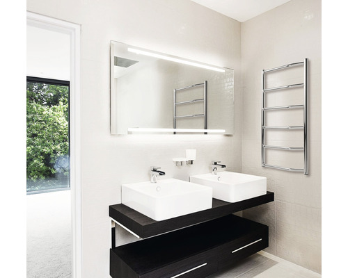 Baie modernă cu chiuvetă dublă, oglindă cu iluminare și uscător de prosoape.