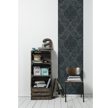 Interior decorativ cu raft din lăzi de lemn, scaun și tapet cu model