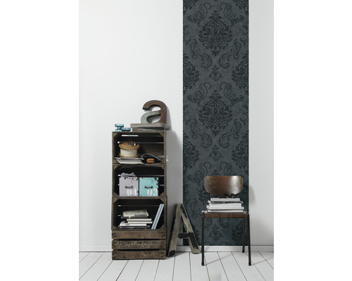 Interior decorativ cu raft din lăzi de lemn, scaun și tapet cu model