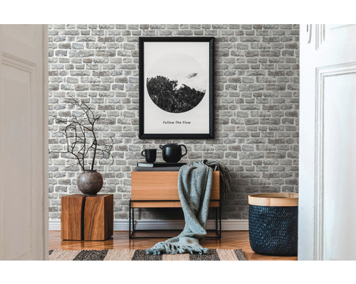 Cameră de zi cu tapet de cărămidă, bufet și decorațiuni