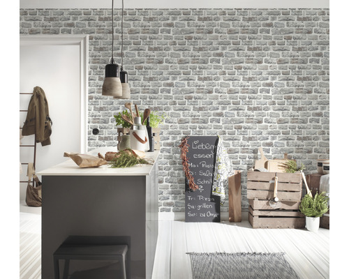 Scenă de bucătărie cu tapet cu model de cărămidă, tejghea de bucătărie și elemente decorative