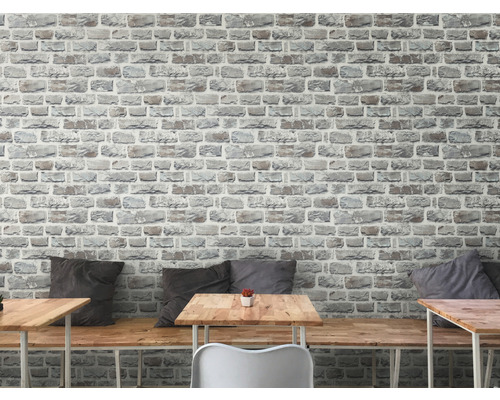 Decorarea peretelui cu tapet cu model de zid de piatră deasupra zonei de relaxare