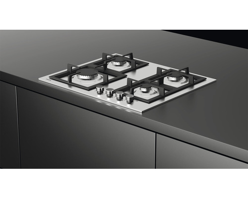 Plită pe gaz cu patru arzătoare pe un blat de bucătărie