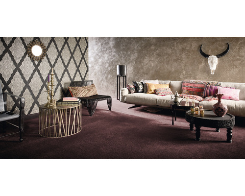 Living cu tapet modelat, canapea, măsuțe de cafea și decorațiuni în stil oriental
