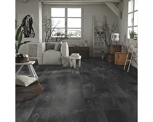 Cameră de zi cu podea din lemn închis la culoare, canapea și decorațiuni