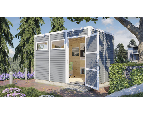 Birou de grădină din lemn cu ferestre și ușă deschisă într-un mediu de grădină