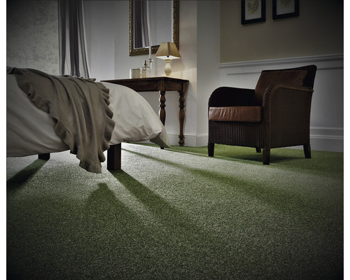 Dormitor cu mochetă, pat și fotoliu