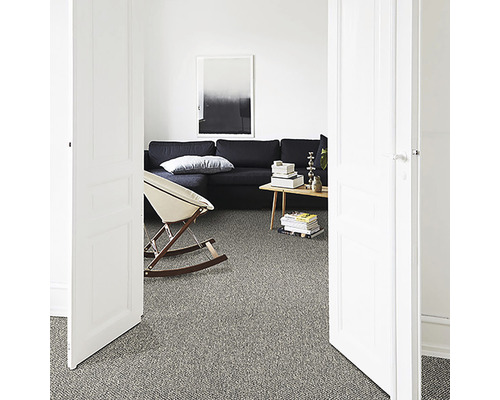 Living cu mochetă, canapea, fotoliu și decorațiuni