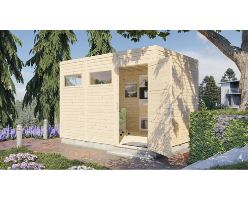 Casă de grădină din lemn cu ferestre și ușă deschisă într-o grădină