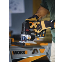 Fierăstrău vertical cu acumulator utilizat pentru tăierea unui profil metalic