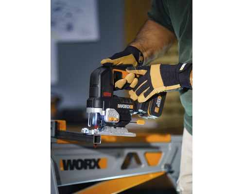 Fierăstrău vertical cu acumulator utilizat pentru tăierea unui profil metalic