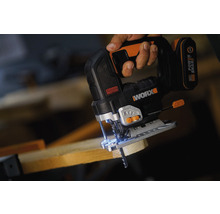 Fierăstrău vertical cu acumulator Worx tăind lemn