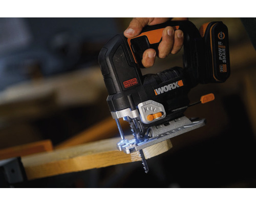 Fierăstrău vertical cu acumulator Worx tăind lemn