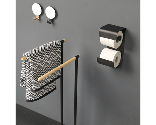 Scenă de baie cu suport pentru prosoape, suport pentru hârtie igienică și cârlige