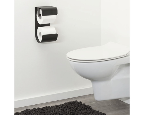 Scenă de baie cu toaletă și suport de hârtie igienică pentru două role