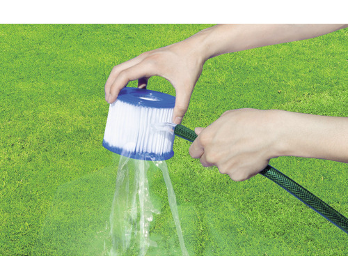 Curățarea unui cartuș de filtru de piscină cu un furtun de apă