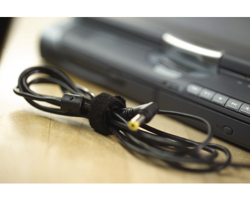 Cablu negru cu velcro pe un dispozitiv