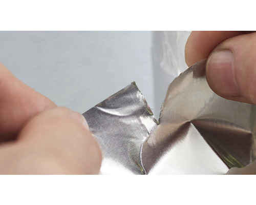 O persoană deschide un ambalaj din aluminiu.