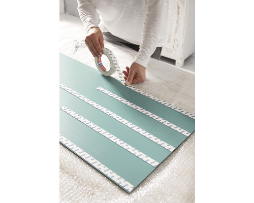 Aplicarea benzii adezive duble pe o placă pentru montaj