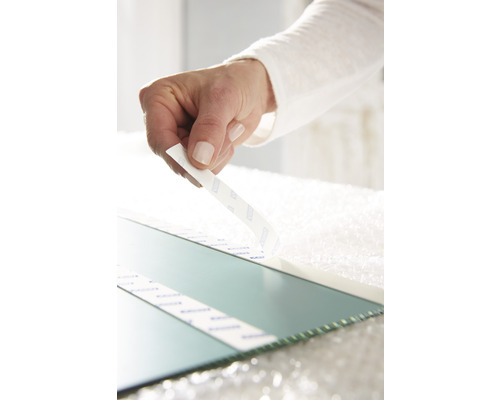 Aplicare bandă adezivă dublă pe o oglindă