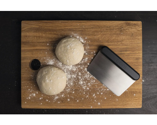 Planșetă din lemn cu porții de aluat, răzuitor de aluat și făină