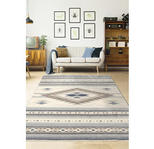 Living cu canapea, mobilă din lemn și un covor cu model geometric