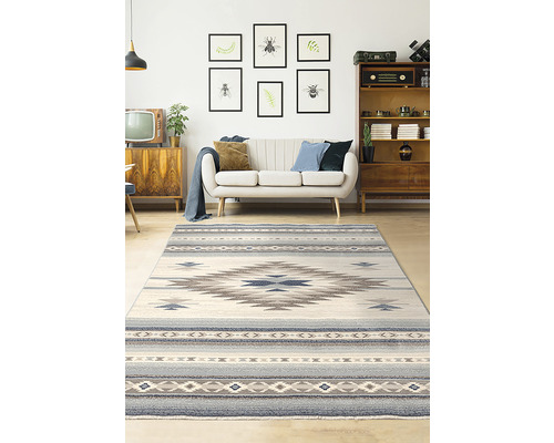 Living cu canapea, mobilă din lemn și un covor cu model geometric