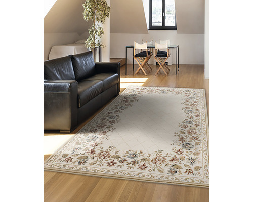 Cameră de zi cu canapea și covor cu model floral