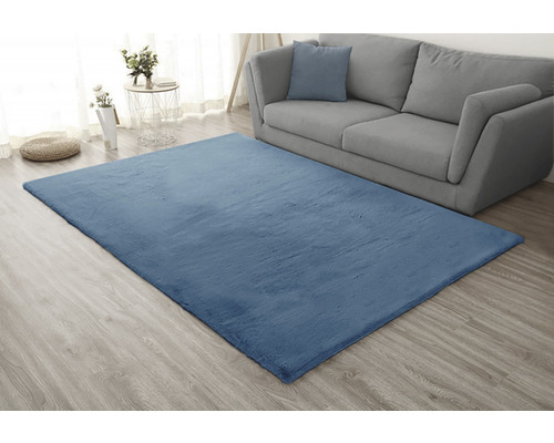 Covor albastru în camera de zi cu canapea