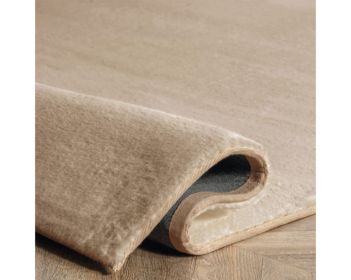 Covor bej cu colțul rulat pentru vizualizare detaliată
