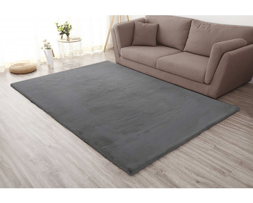 Covor gri în sufragerie lângă o canapea